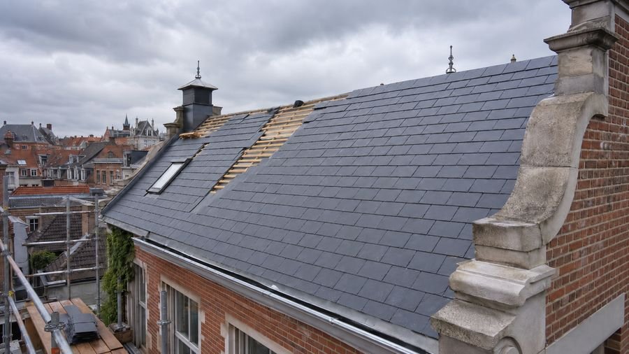 Couverture en ardoise avec voliges apparentes à Roujan