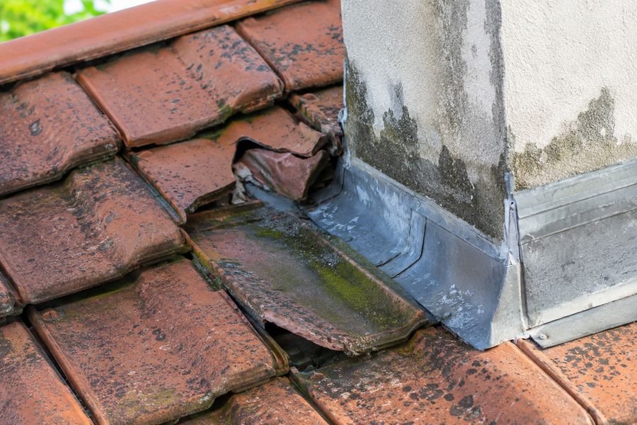 Solin de cheminée dégradé à l'origine d'une fuite à Florensac